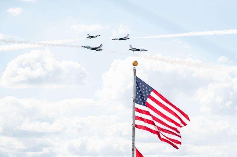 Thunderbirds Headline Air Show
