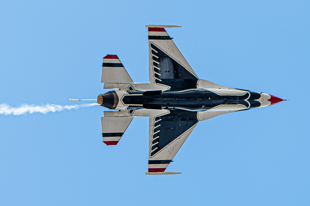 Thunderbirds Headline Air Show