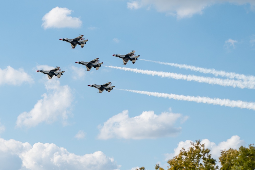 Thunderbirds Headline Air Show