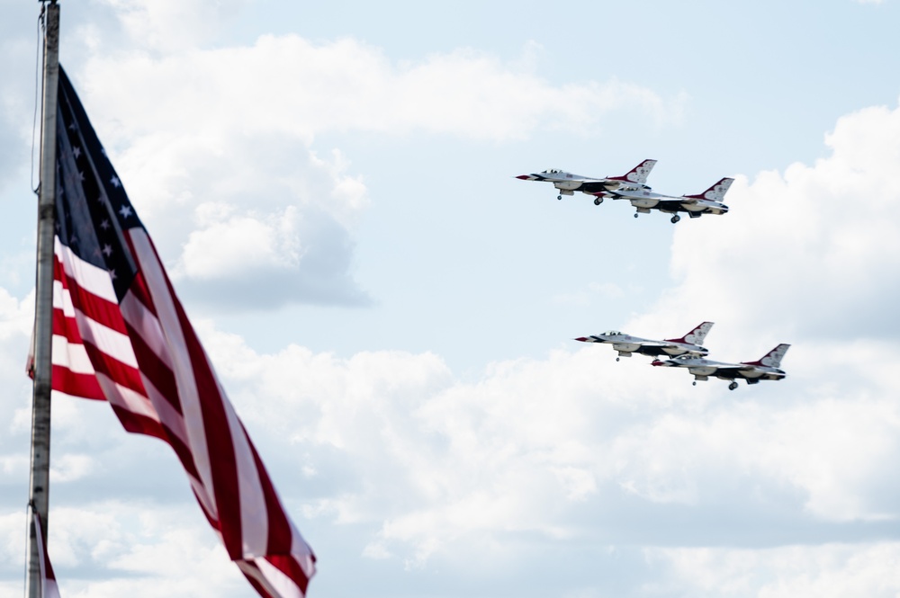 Thunderbirds Headline Air Show