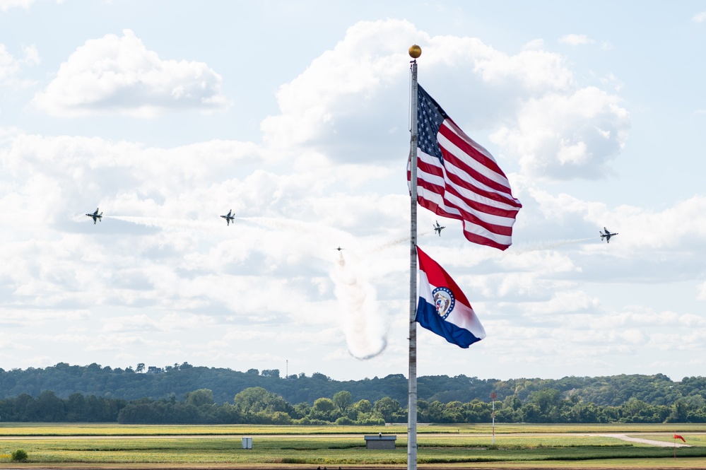 Thunderbirds Headline Air Show