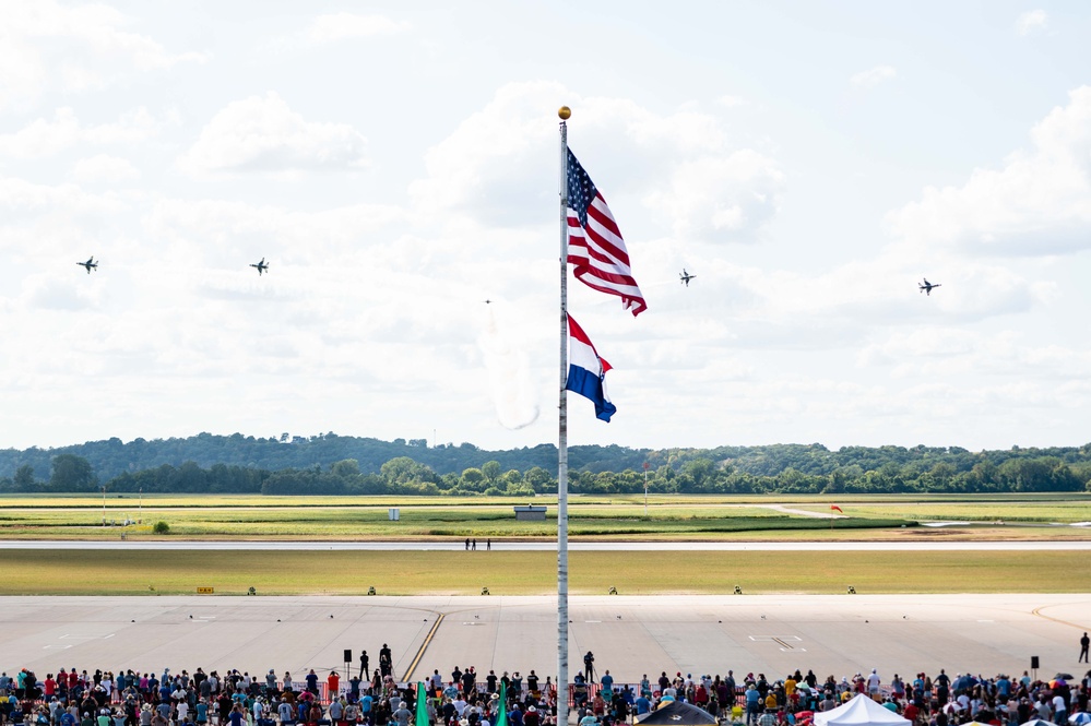 Thunderbirds Headline Air Show