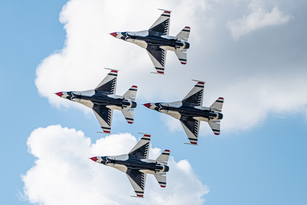 Thunderbirds Headline Air Show