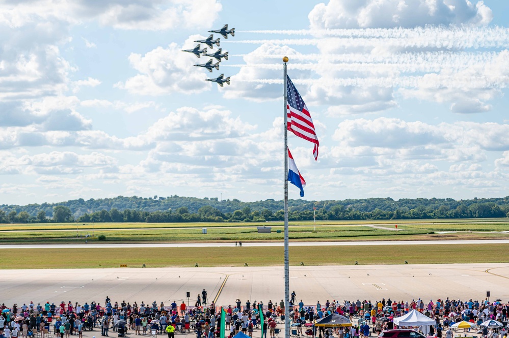 Thunderbirds Headline Air Show