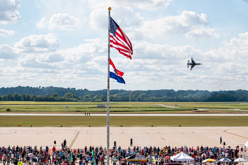 Thunderbirds Headline Air Show