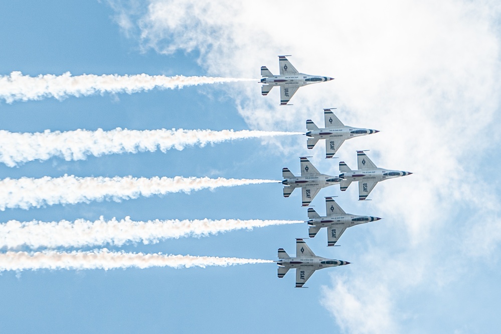 Thunderbirds Headline Air Show