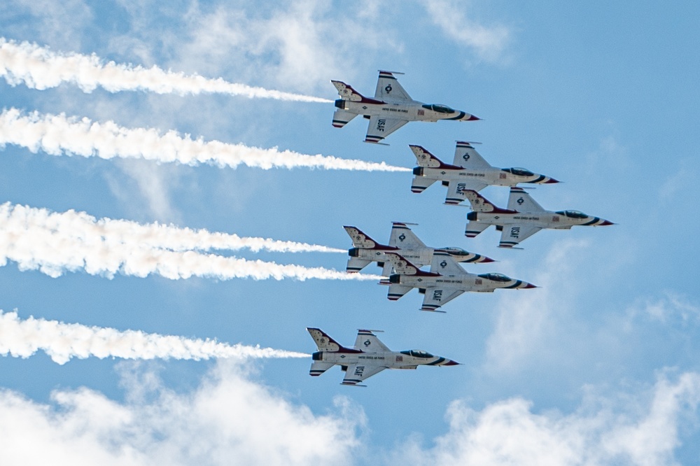 Thunderbirds Headline Air Show