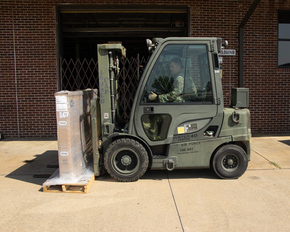 188th LRS Moves Pallets