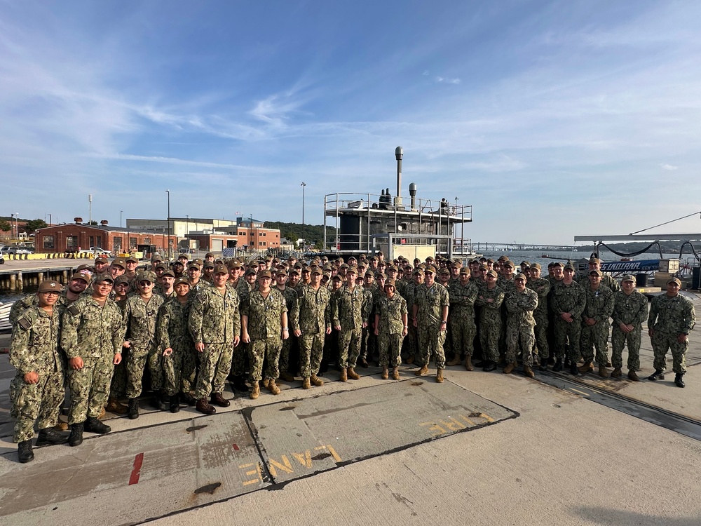 CNO awards Artic Service Medal to crew of USS Indiana (SSN 789)