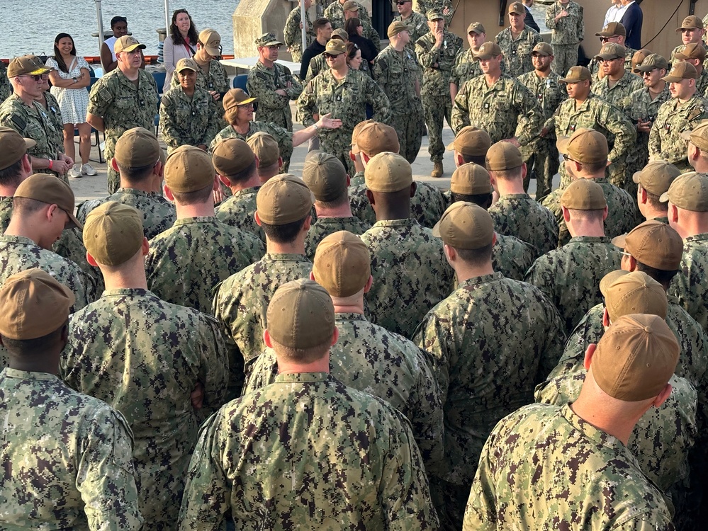 CNO awards Artic Service Medal to crew of USS Indiana (SSN 789)