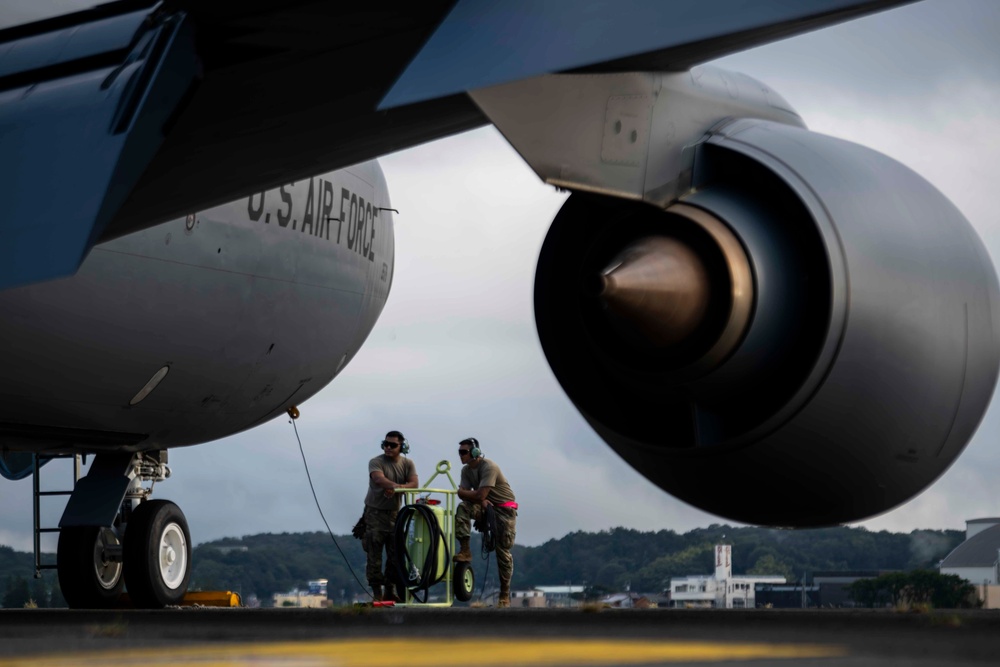 203rd ARS refuels a B-2 Spirit