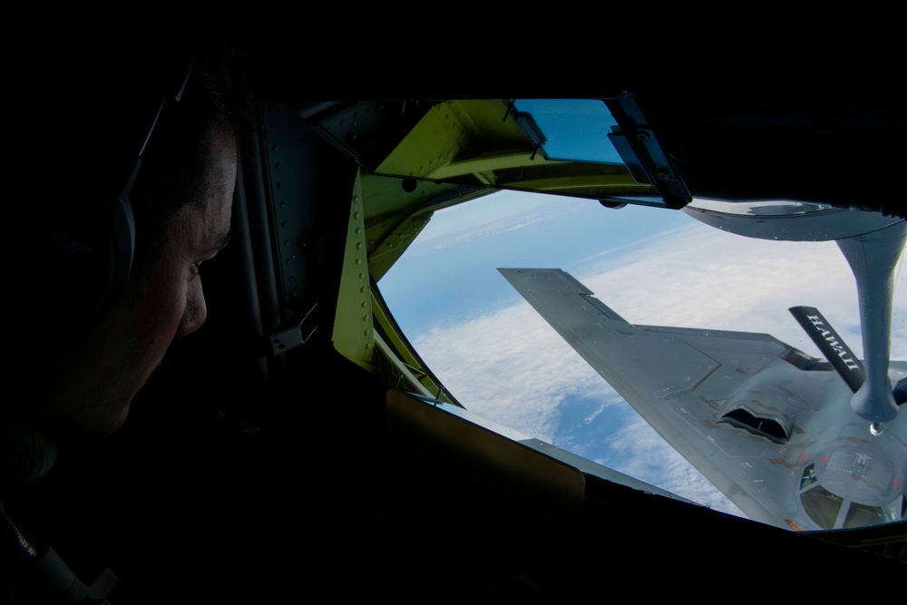 203rd ARS refuels a B-2 Spirit