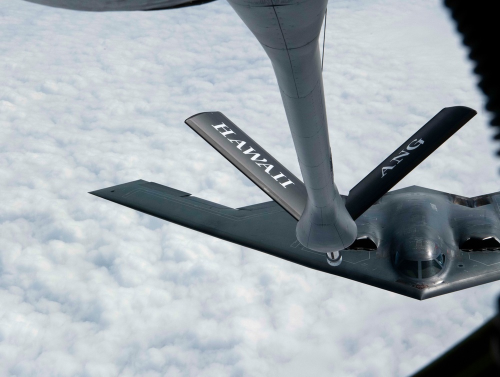 203rd ARS refuels a B-2 Spirit