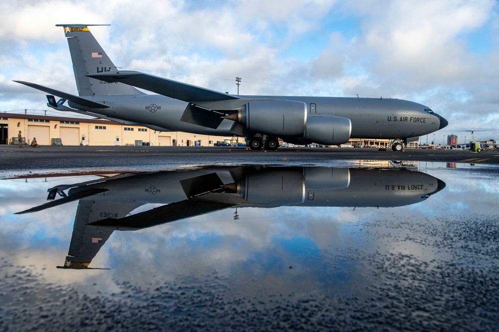203rd ARS refuels a B-2 Spirit