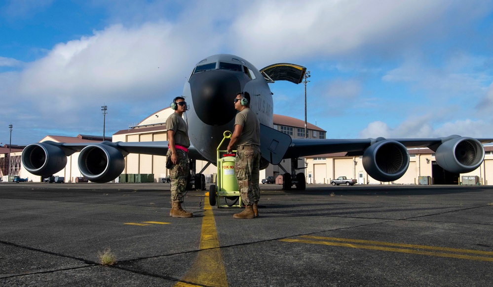 203rd ARS refuels a B-2 Spirit