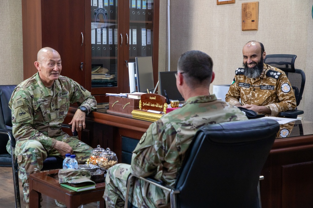 34th DSB Commander and senior leaders meet with Kuwaiti police chief [Photo 1 of 6]