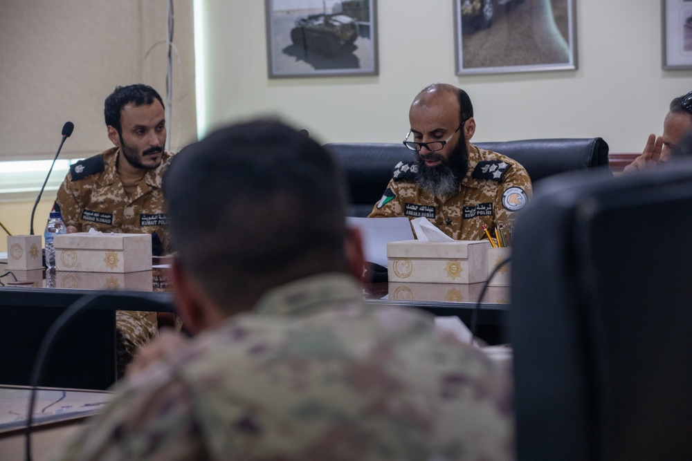 34th DSB Commander and senior leaders meet with Kuwaiti police chief [Photo 2 of 6]