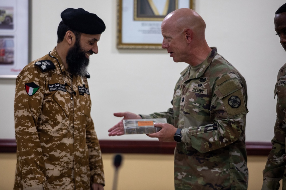 34th DSB Commander and senior leaders meet with Kuwaiti police chief [Photo 4 of 6]