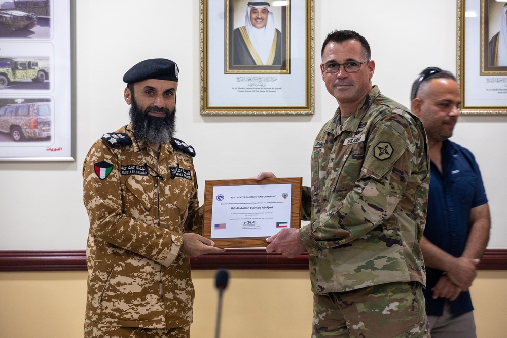 34th DSB Commander and senior leaders meet with Kuwaiti police chief [Photo 5 of 6]