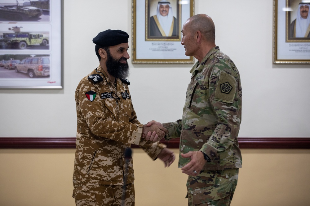 34th DSB Commander and senior leaders meet with Kuwaiti police chief [Photo 6 of 6]