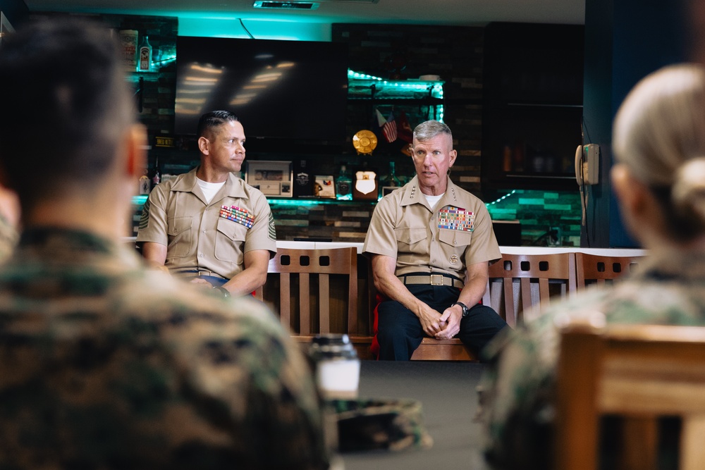 U.S. Commandant, Gen. Smith, Visits the Philippines
