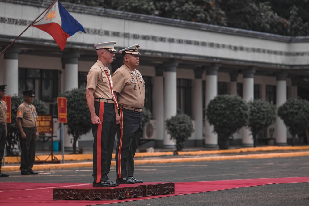 U.S. Commandant, Gen. Smith, Visits the Philippines