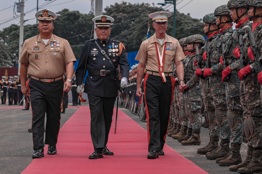 U.S. Commandant, Gen. Smith, Visits the Philippines