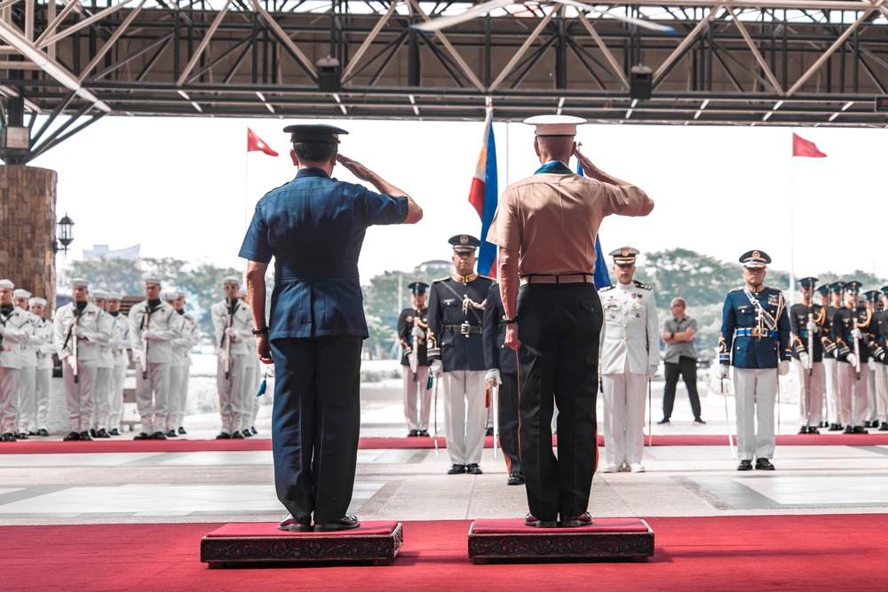 U.S. Commandant, Gen. Smith, Visits the Philippines