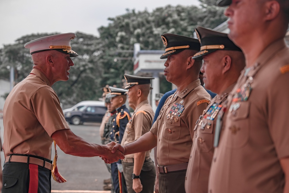 U.S. Commandant, Gen. Smith, Visits the Philippines