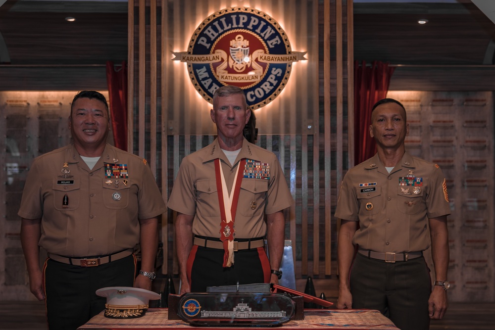 U.S. Commandant, Gen. Smith, Visits the Philippines