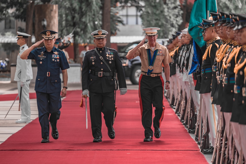 U.S. Commandant, Gen. Smith, Visits the Philippines
