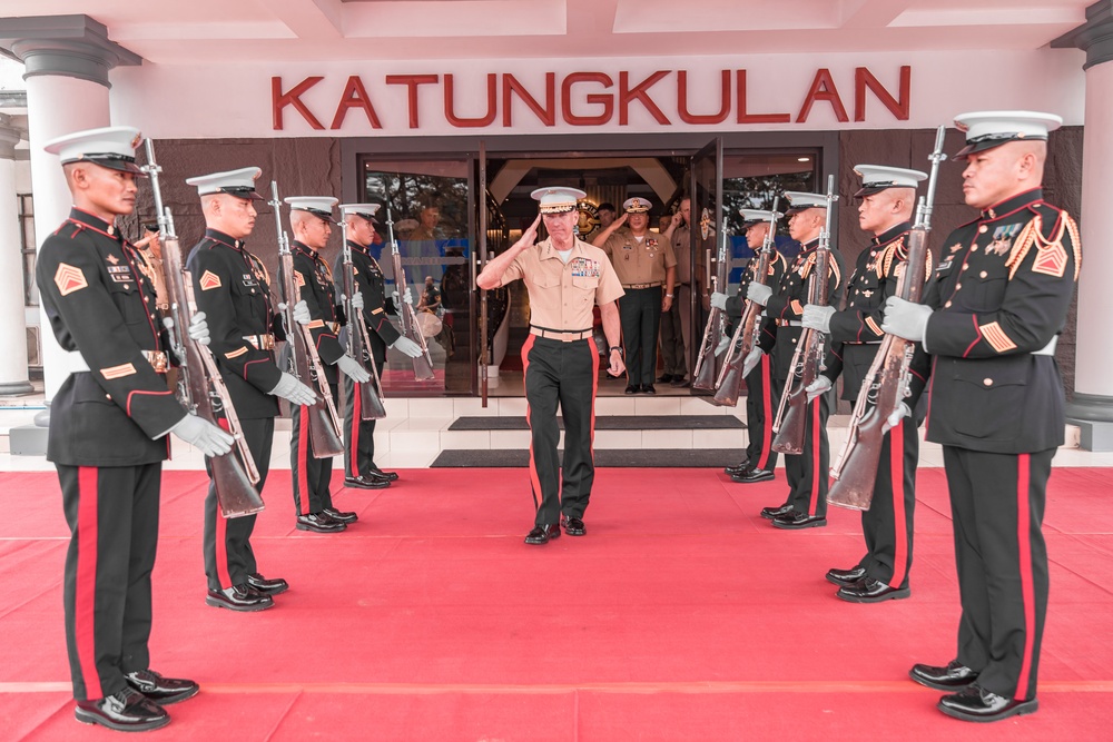 U.S. Commandant, Gen. Smith, Visits the Philippines