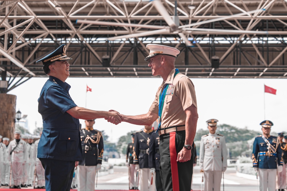 U.S. Commandant, Gen. Smith, Visits the Philippines
