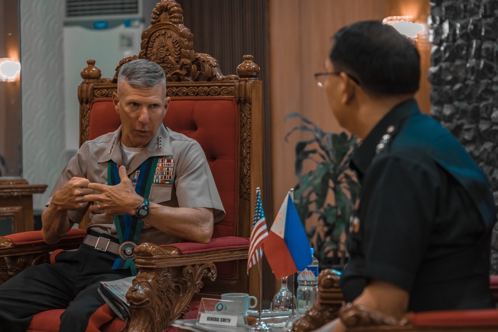 U.S. Commandant, Gen. Smith, Visits the Philippines