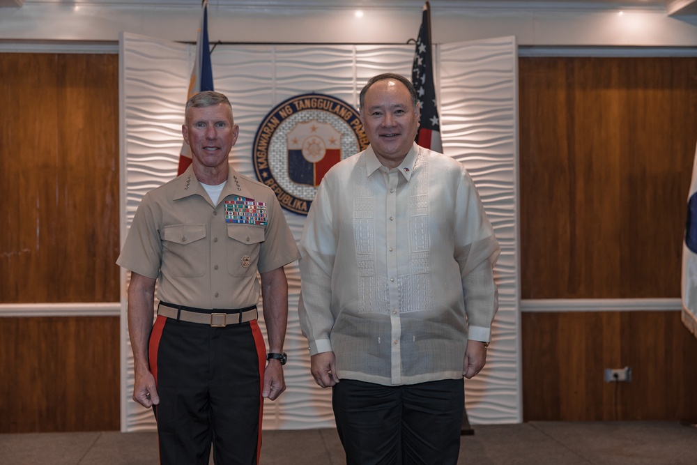 U.S. Commandant, Gen. Smith, Visits the Philippines