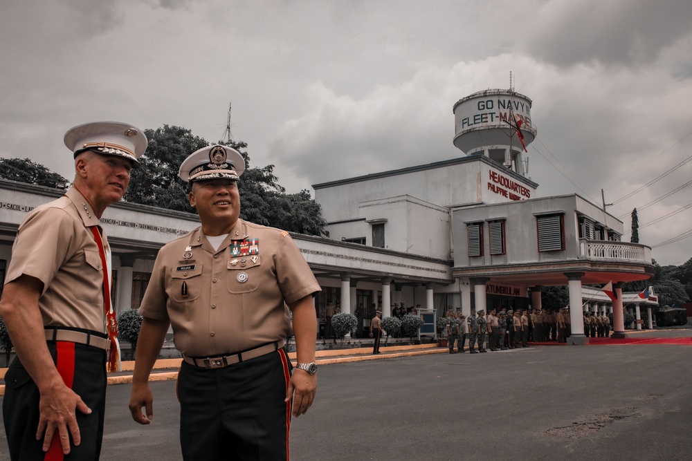 U.S. Commandant, Gen. Smith, Visits the Philippines