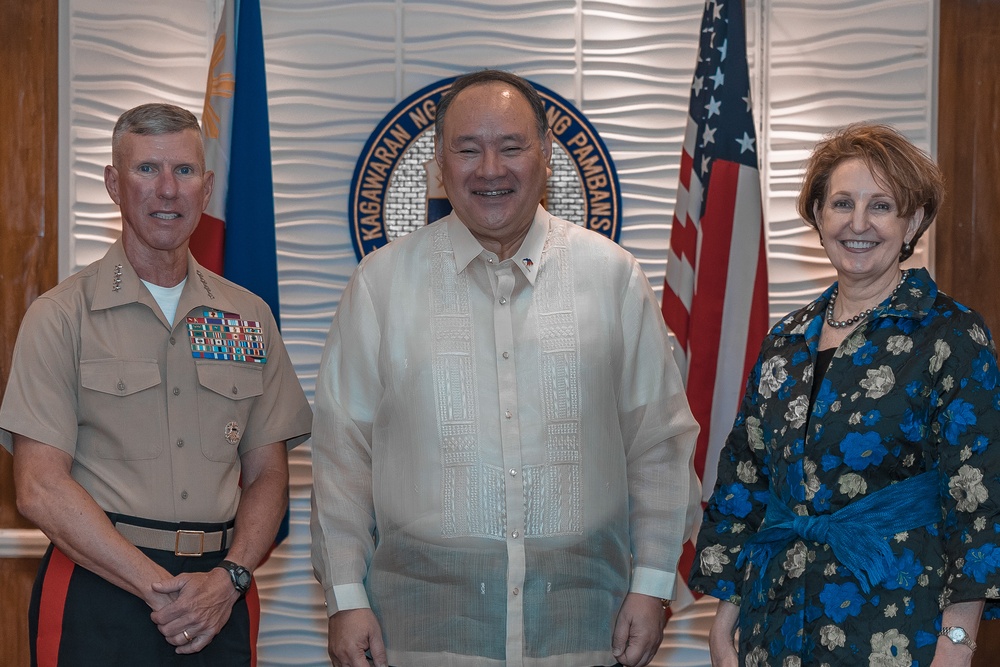 U.S. Commandant, Gen. Smith, Visits the Philippines