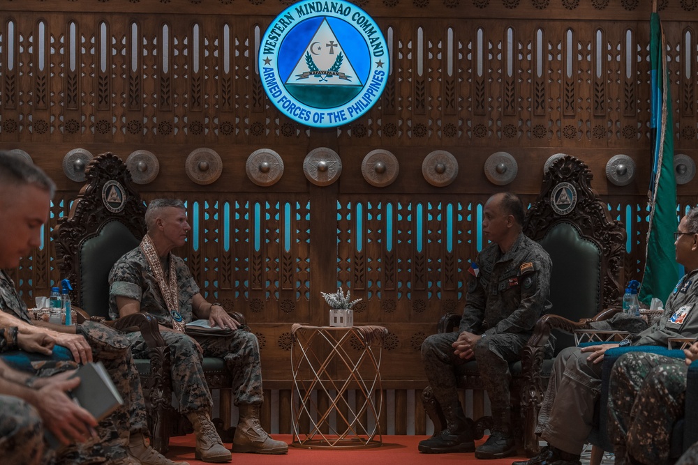 U.S. Commandant, Gen. Smith, Visits the Philippines