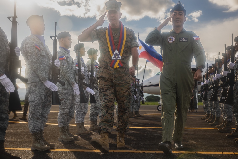 U.S. Commandant, Gen. Smith, Visits the Philippines
