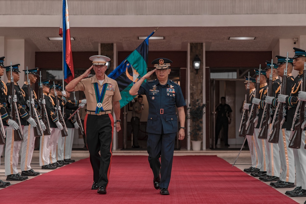 U.S. Commandant, Gen. Smith, Visits the Philippines