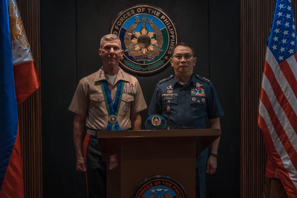 U.S. Commandant, Gen. Smith, Visits the Philippines