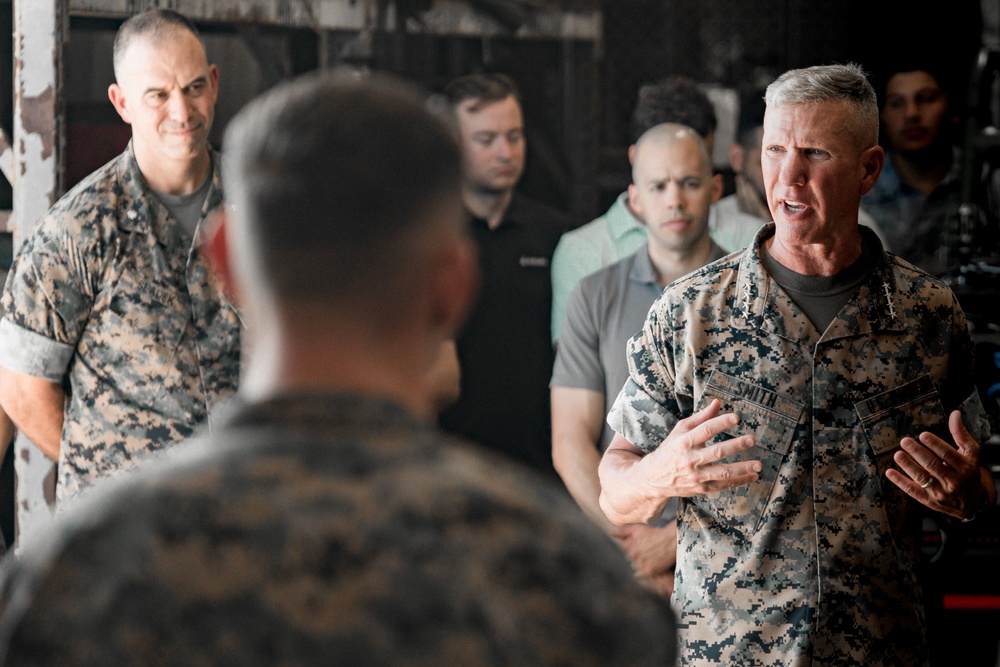 Commandant, Gen. Smith, Visits Marine Forces Pacific
