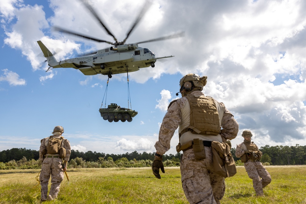 2nd Distribution Support Battalion Conducts Helicopter Support Team Operations