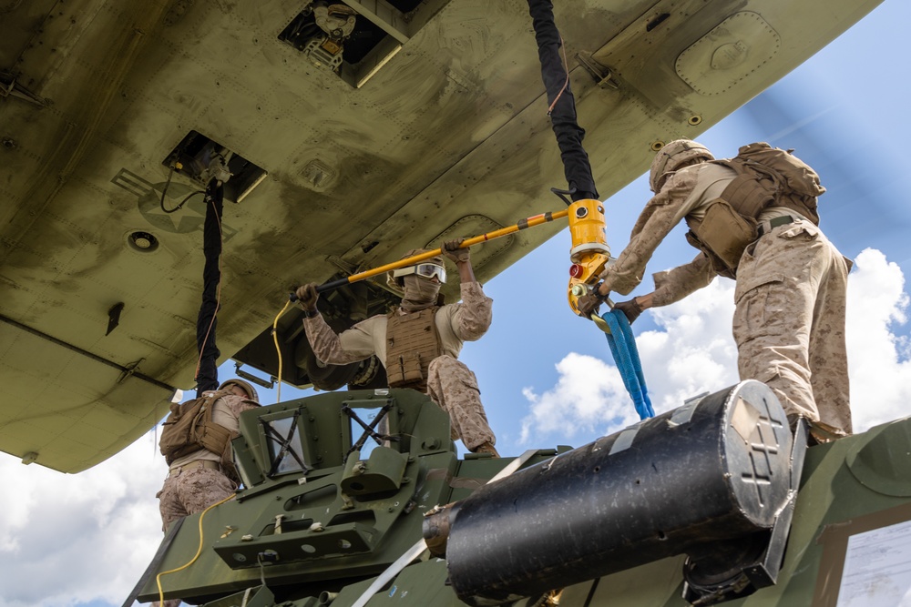 2nd Distribution Support Battalion Conducts Helicopter Support Team Operations