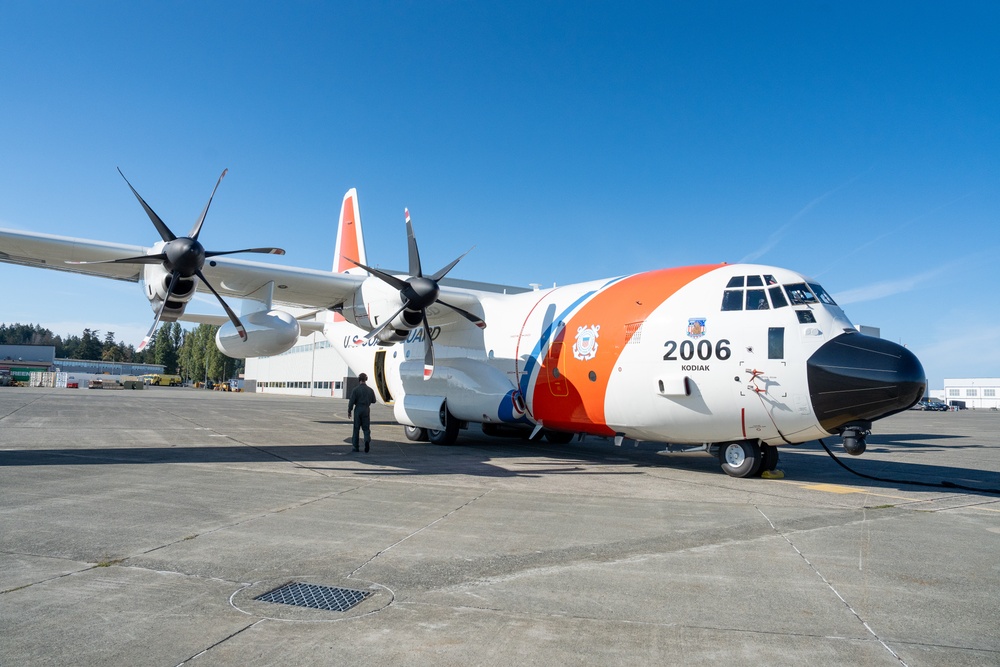 Coast Guard crews participate in search and rescue exercise in Comox, B.C.