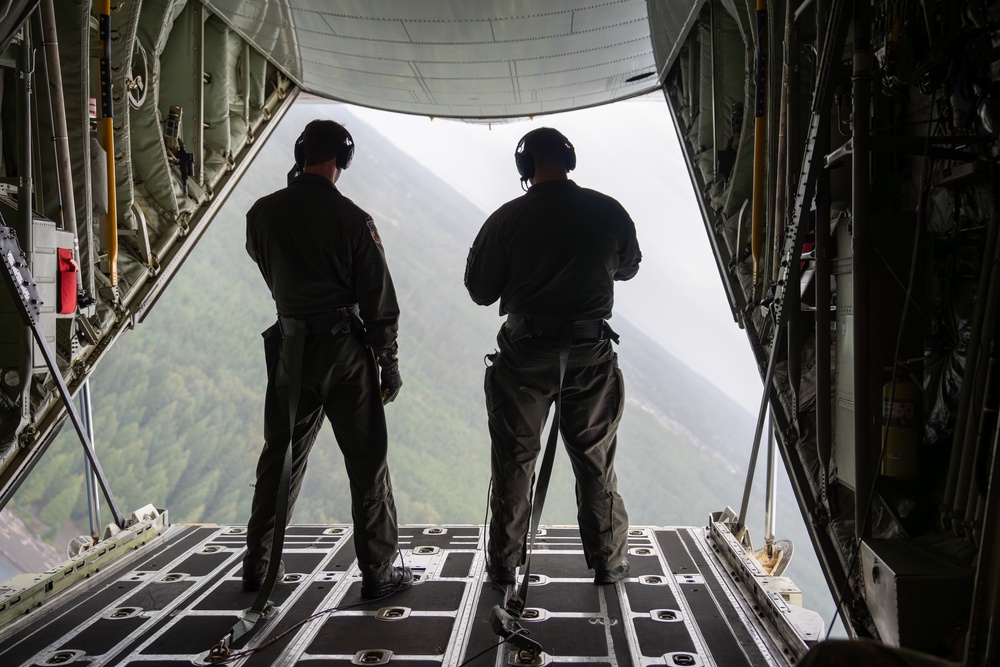 Coast Guard crews participate in search and rescue exercise in Comox, B.C.