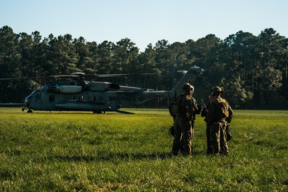 Burmese Chase 24 conducts on and off drills on a CH-53E Super Stallion