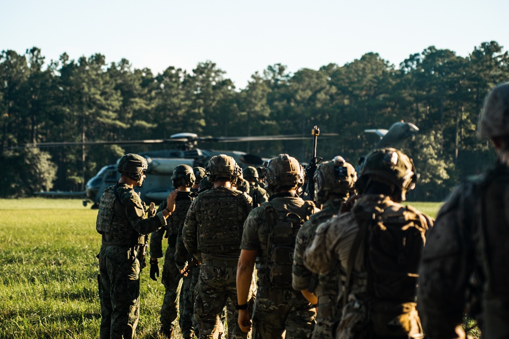 Burmese Chase 24 conducts on and off drills on a CH-53E Super Stallion