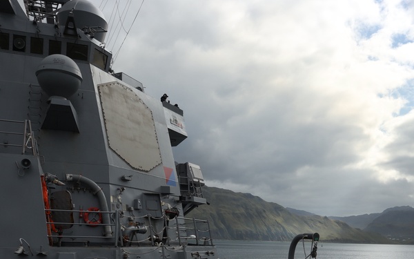 USS Sterett (DDG 104) Enters Dutch Harbor, Alaska