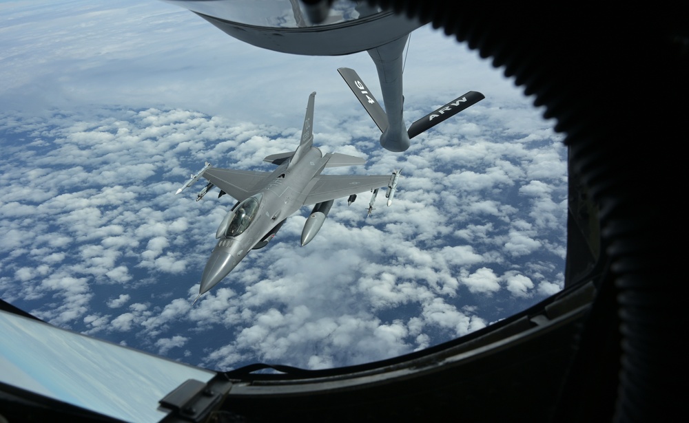 914th Air Refueling Wing refuels F-16 during readiness exercise.